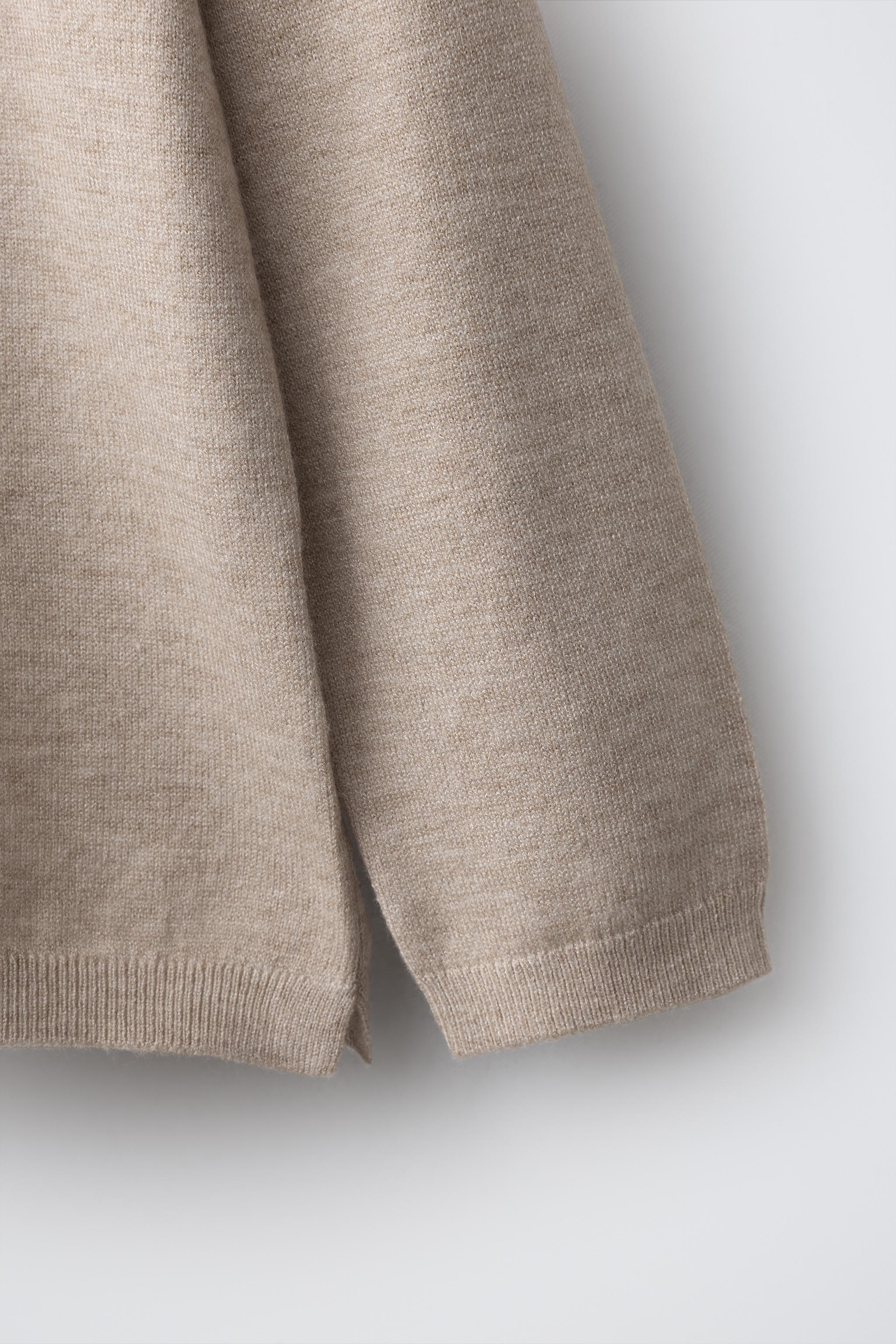 PULL EN MAILLE À COL CHEMINÉE